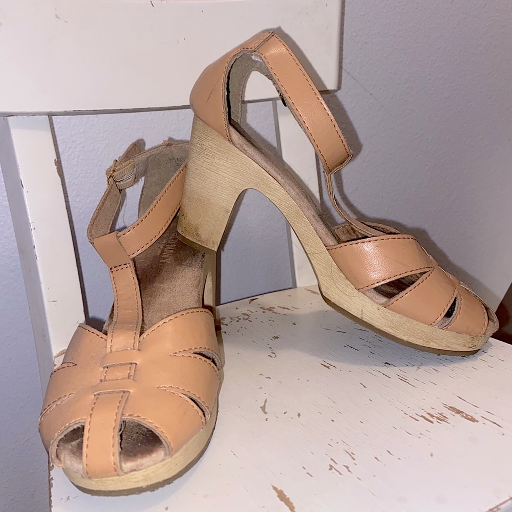 Old Navy Tan Kitten Heels Size 7 Gold Clasp - Picture 1 of 3